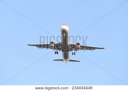 Istanbul, Turkey - January 07, 2018: Turkish Airlines Airbus A321-231 (cn 7029) Landing To Istanbul 