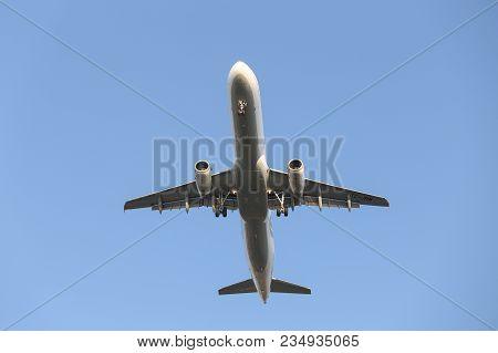 Istanbul, Turkey - January 07, 2018: Turkish Airlines Airbus A321-231 (cn 4643) Landing To Istanbul 