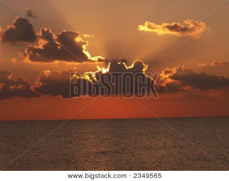 夜明けと太陽の梁