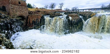 The Big Sioux River Flows Over Rocks In Sioux Falls South Dakota With Views Of Wildlife, Ruins, Park