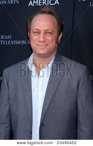 LOS ANGELES - WRZ 17: Scott Krinsky przybywa w 9 dorocznej nagrody BAFTA Los Angeles TV Tea Party. w L'