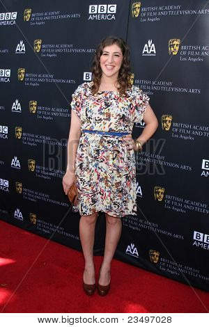 LOS ANGELES - SEP 17: Mayim Bialik มาถึงที่ 9 ประจำปีอคาเดมี่ลอสแองเจลิส TV ชาพรรค ที่ L'E
