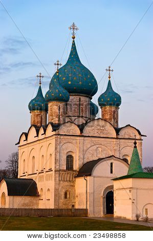 คลาสสิคโบสถ์รัสเซียในเมืองประวัติศาสตร์