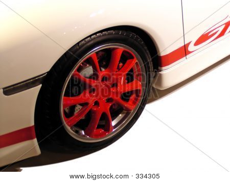Roue de voiture rouge