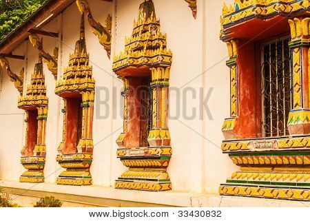 タイの寺院のウィンドウです。