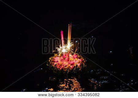 Loykratong Festival In Thailand People Come Out To Loi Krathong To Ask For Blessings From Phra Mae K