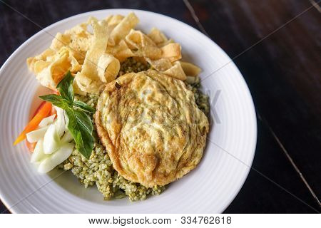 Green Fried Rice With Scrambled Egg  And Crackers