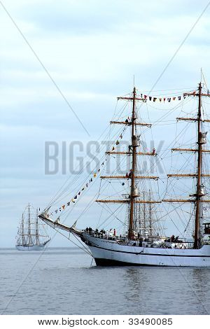 Grandes veleros en el puerto de Nueva York durante la semana de la flota de la ciudad de Nueva York