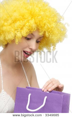 Schöne blonde junge Frau mit Tasche