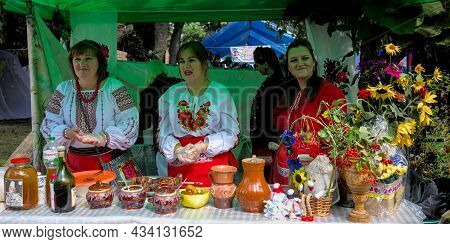 Korosten' Ukraine - September 04 2021: Festival Of Potato Pancakes In The City Park. Sellers In Nati