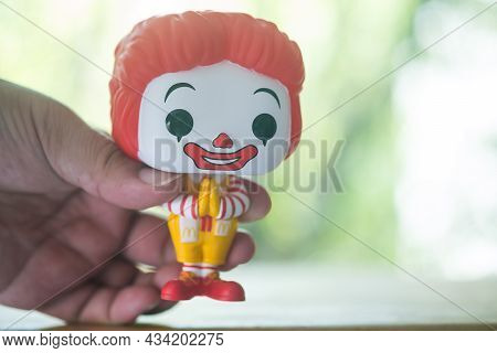 Bangkok, Thailand - September 27, 2021 : Hand Holding A Funko Pop Icons Mcdonald's Ronald Mcdonald T