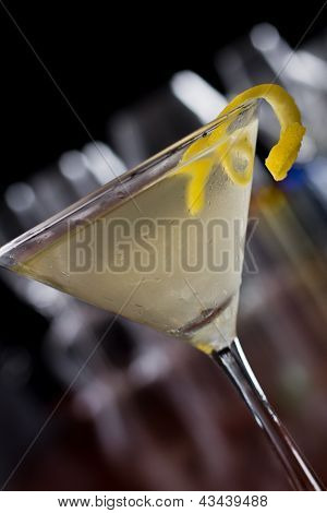 Špinavé Martini s citrónovou kůrou