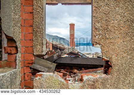The Ruins Of Lenan Head Fort At The North Coast Of County Donegal, Ireland.