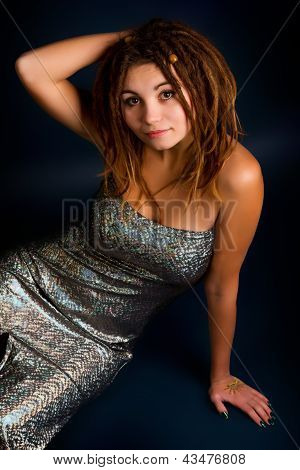 Belle jeune femme aux Dreadlocks sur un fond foncé