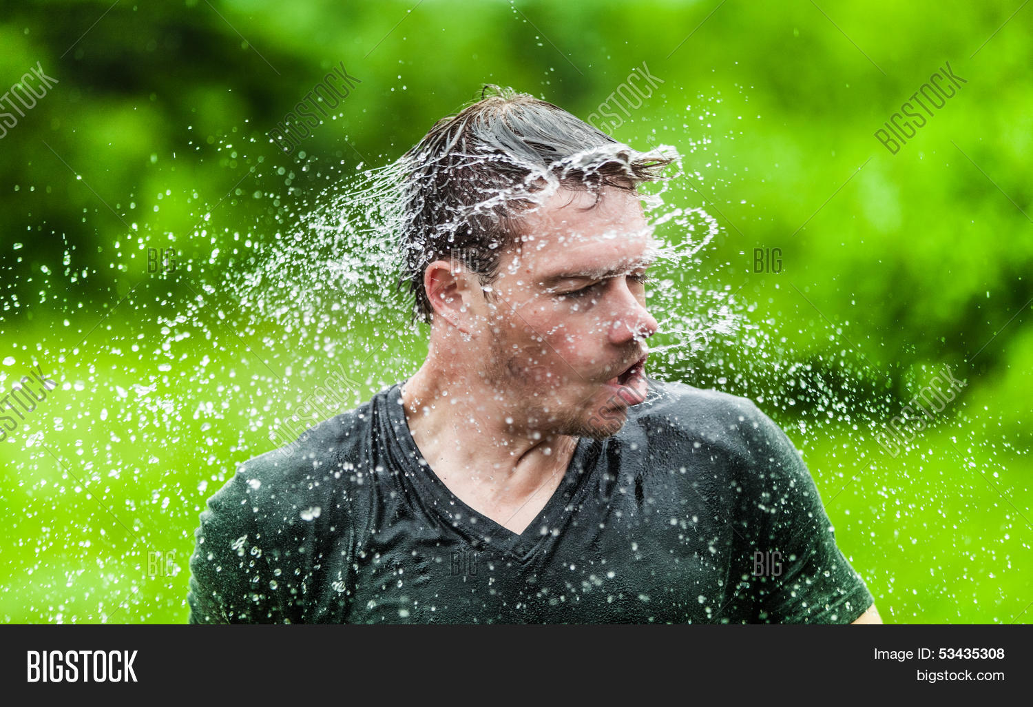 Мокрое лицо девушки. Физико механические свойства натуральных волокон. Прочность в мокром состоянии хлопка. Девушка выныривает из воды. Прочность капрона в мокром состоянии.