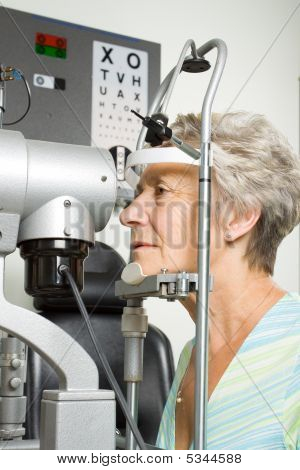 Dame mit Auge-Test-Prüfung
