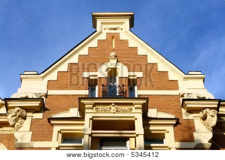 Fassade an der Spitze des Gebäudes