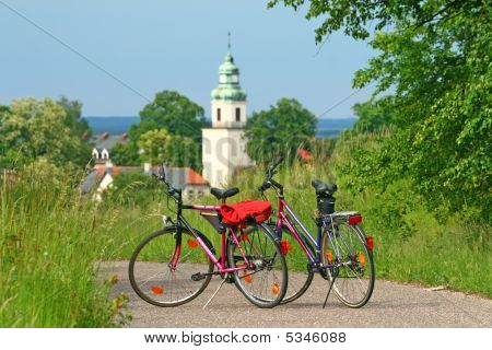 2 つのバイクを道路に立っています。