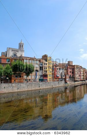 Ciudad cerca del río