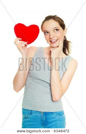 Ragazza con un cuscino a forma di cuore