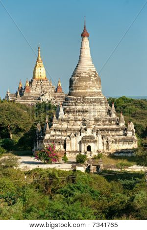 La piana di Bagan in Myanmar al tramonto.