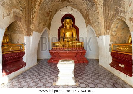 Buddha all'interno di un tempio in Bagan, Myanmar.