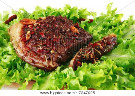 Bistecca servita con insalata cruda