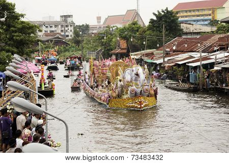 Samut Prakarn,thailand-october 7, 2014:the Lotus Giving Festival(rab Bua) In Samut Prakarn,thailand.