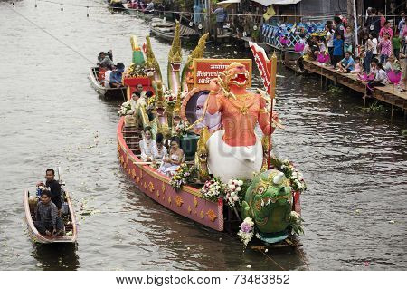 Samut Prakarn,thailand-october 7, 2014:the Lotus Giving Festival(rab Bua) In Samut Prakarn,thailand.