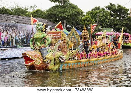 Samut Prakarn,thailand-october 7, 2014:the Lotus Giving Festival(rab Bua) In Samut Prakarn,thailand.