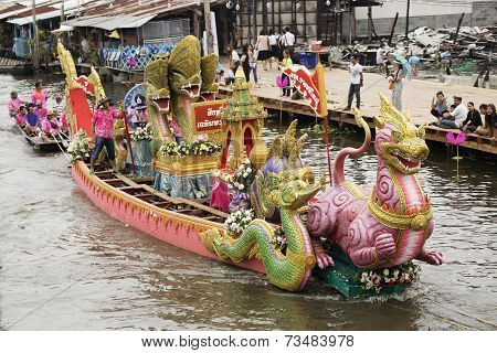 Samut Prakarn,thailand-october 7, 2014:the Lotus Giving Festival(rab Bua) In Samut Prakarn,thailand.