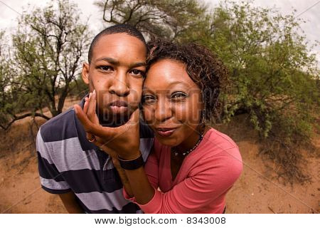 Afrikansk-amerikansk familie gør ansigter