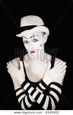 Mime ลิงลายถุงมือและหมวกสีขาวบนพื้นหลังสีดำ