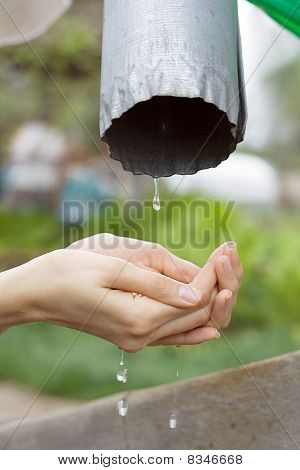 Handen schoon vallende Water vangen close-up