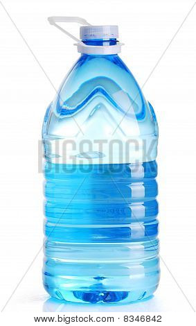 Beyaz arka plan üzerinde izole plastik su kabı
