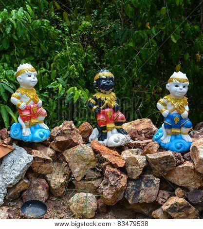 Figurines colored monkeys