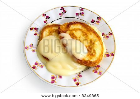 zwei Pfannkuchen mit Kondensmilch