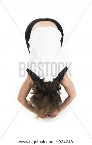 Beyaz tişört kadın Yoga Pose içinde beyaz Bg yapıyor