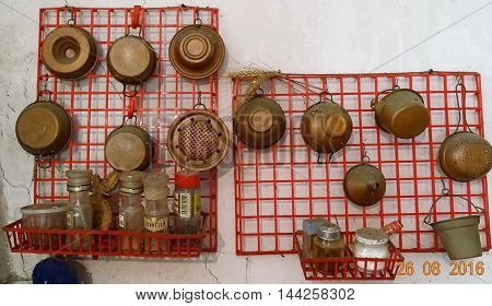 Cucina antica. Ramai. Pentole. Condimenti. Vintage. Campagna.