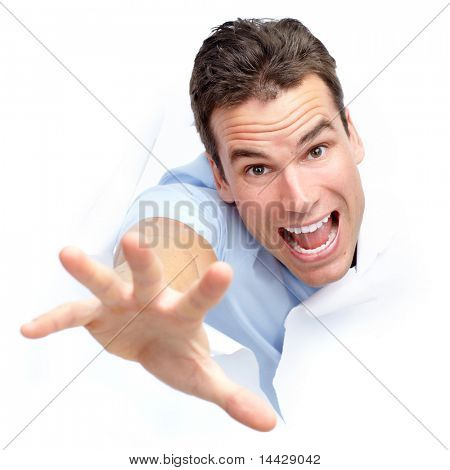 Mignon jeune homme souriant regardant à travers un trou