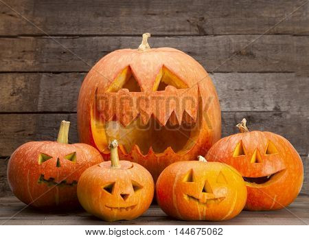Halloweenlaternen. Jack O' Lantern at Night on wooden background