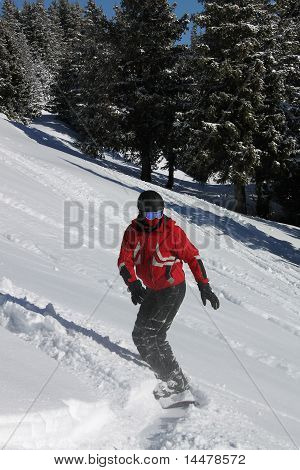 在开始时的红色夹克滑雪板