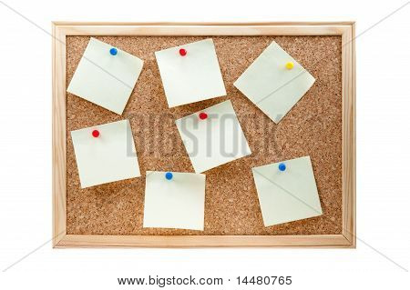 Diverse note adesive su una tavola di sughero isolato