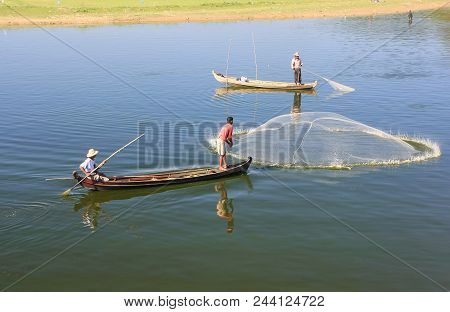 Amarapura, Myanmar - December 31: Unidentified People Fish In A Lake On December 31, 2011 In Amarapu