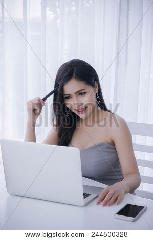 Smart Girl's Working On Notebook , Workingwoman Using Laptop In The Room