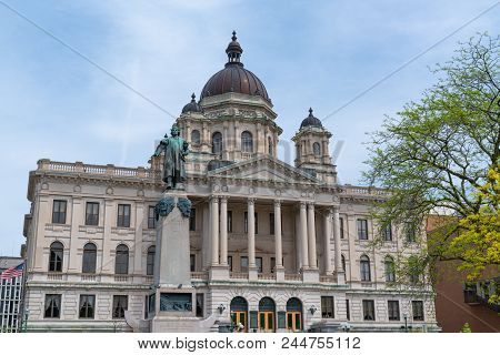 Syracuse, Ny - May 14, 2018:  Onondaga County Courthouse In Columbus Circle In Syracuse, New York