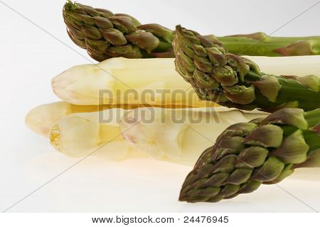 weißem und grünem Spargel