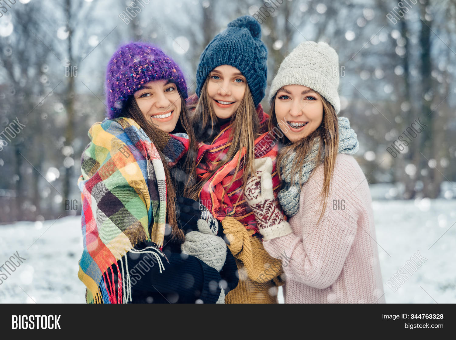 чем можно заняться зимой с подругой. фотосессия с подругой зимой. чем можно заняться зимой с подругой. подружки зимой. чем можно заняться зимой с подругой.
