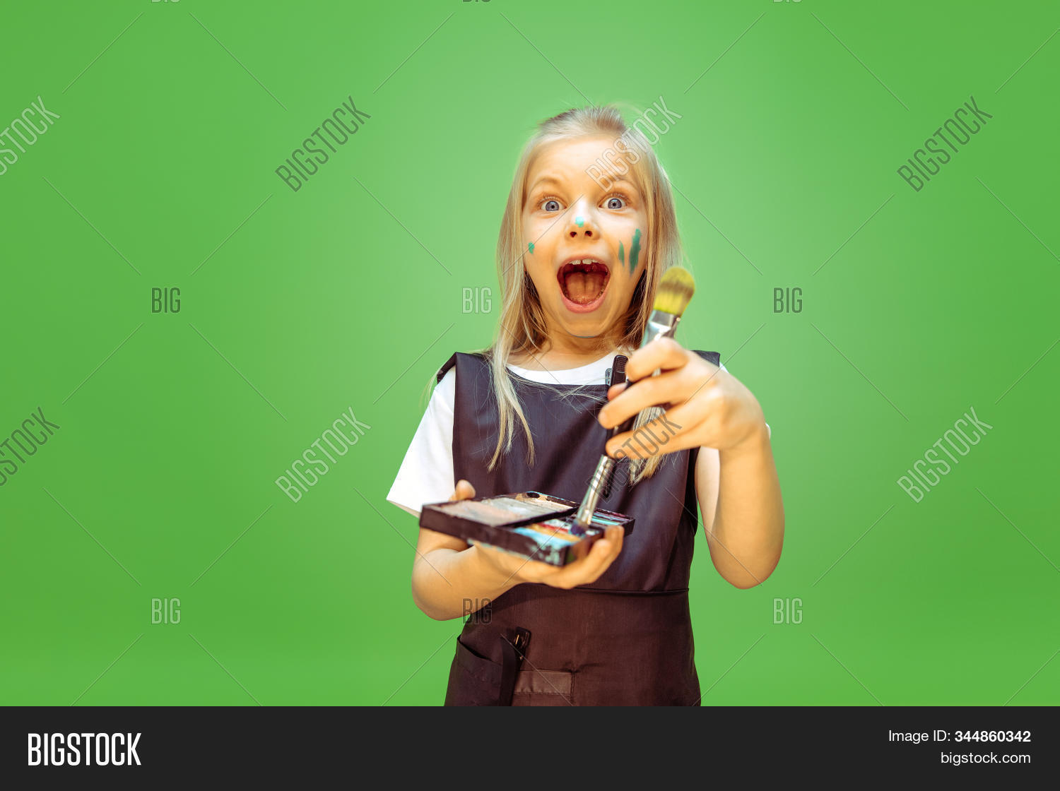 Trying Little Girl Image Photo Free - Education For Makeup Artist Trying Little Girl Image Photo Free - Education For Makeup Artist