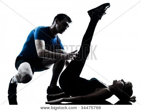 caucasian Aerobic Instructor mit reife Frau die Ausübung von Fitness-Training in der Kontur Studio iso